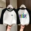 Camiseta Interior Básica de Cuello Redondo DeRong para Bebé Niños 2026 Otoño/Invierno Nuevo Estilo Camiseta de Manga Larga con Parches