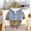 Chaqueta de Primavera y Otoño para Niños 2024 Nuevo Estilo Coreano Conjunto Casual de Tres Piezas con Capucha y Cremallera Chaqueta Fresca y Moderna para Niños Pequeños