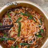 Fideos de Arroz en Olla Pequeña Picantes Auténticos de Yunnan Fideos Instantáneos Bolsa de Polvo Picante y Ácido Salsa de Grasa Instantánea Especialidad de Fideos de Arroz Cross-Bridge