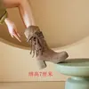 Novas botas de outono e inverno para mulheres baixinhas: design de salto médio a alto, efeito emagrecedor, faz as pernas parecerem mais longas e apresenta uma canoa alta para um visual estiloso