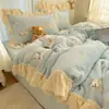 Estilo Coreano Invierno Encaje Antiestático Leche Polar Juego de Cuatro Piezas Clase A Más Terciopelo Funda Nórdica Sábana Juego de Tres Piezas Dormitorio Infantil