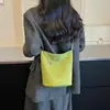 Nova bolsa de balde outono/inverno, uma bolsa de balde redonda retrô de estilo coreano nicho feita de camurça, versátil e moderna para o uso diário