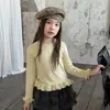 A barra e os punhos apresentam detalhes de babados em camada dupla, cheios de charme~ Blusa requintada com acabamento de babados para meninas