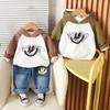 Conjunto Estiloso para Meninos 2025 Novo Duas Peças com Estampa de Rosto Sorridente Manga Longa Moda Bebê Primavera e Outono Moletom com Capuz Tendência Infantil