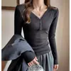 2026 Camiseta Térmica de Manga Larga Cepillada Estilo Coreano para Mujer Cuello en V Botones Diseño de Nicho Pequeño Adelgazante Otoño Invierno Ropa Interior Versátil