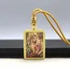 Pingente de Thangka Quadrado Pequeno do Xizang Meio Pintado à Mão Amarelo Dourado Deus da Riqueza Zakilam Vida Passada e Presente Colar de Thangka de Viagem