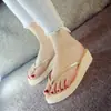 Moda Outwear Estilo Coreano Chinelos Sandálias Anabela Femininas de Verão Sapatos de Praia Antiderrapantes Salto Médio Chinelos Grossos Tendência