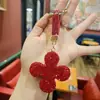 Pingente de Chaveiro Trevo de Quatro Folhas Cravejado com Strass da Moda, Enfeite Totalmente Decorado com Pedras, Acessório Elegante de Alta Qualidade para Mulheres, Enfeite para Pendurar no Interior do Carro
