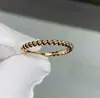 Anel Assinatura Kaleidoscópio Trevo de Quatro Folhas Anel Clássico Versão de Luxo Anel de Contas Dourado V Banhado a Ouro 18K Anel Empilhável Versátil