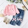 26 Nueva colección de otoño y primavera para exportación: Sudaderas con moño para niños + Pantalones acampanados de mezclilla retro, elegantes y modernos, al por mayor