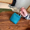 Bolso de Lipstick de Cuero de Vaca de Primera Capa con Cuello Halter, Bolso para Auriculares, Bolso de Monedas de Almacenamiento con Hebilla de Clip Versátil y Exquisito, Tarjetero Mini Estilo Coreano