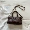 Bolsa feminina moderna para o dia a dia Bolsa tote retrô europeia e americana de alto valor Bolsa de ombro única Bolsa de ombro moderna para motociclista