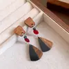 Brincos de Tarraxa com Pingente de Folha de Lasca de Madeira Cerâmica Resina Agulha de Prata Estilo Étnico Retrô Brincos de Luxo Leve Sensação de Alta Qualidade Joias para Orelha Atacado