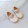 Zapatos de vestir simples dulces estilo Mori para niña, nuevos de verano 2025, zapatos de rendimiento con lazo para niñas, zapatos pequeños de cuero con cordones para niños