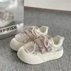 Zapatillas Blancas de Alta Apariencia para Mujer 2026 Nuevo Diseño de Nicho Ugly-Cute Suela Gruesa Punta Redonda Versátiles Tendencia Estilo Ins Zapatos de Pan