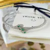 Pulsera retro estilo palacio con incrustaciones de ojo verde en forma de serpiente, para mujer, temperamento, lujo ligero, alta calidad, simple, versátil, estilo frío