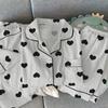 Pijama de tela arrugada con forma de corazón de amor de lujo ligero de alta gama para mujer, verano, ocio, cómodo, manga corta, conjunto de tres piezas para el hogar, foto real, venta al por mayor