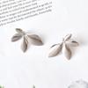 Pendientes de hoja con sensación de línea transfronteriza entre Europa y Estados Unidos, pendientes de acero de titanio con nicho de personalidad, temperamento exagerado, regalo para el día de la madre.