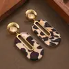 Brincos de argola geométricos da moda e únicos estilo Hong Kong com estampa de leopardo, exalando uma estética sofisticada, minimalista e cool.