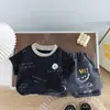 Conjunto de Verão para Meninos 2026 Novo Estilo Conjunto Fino de Verão Infantil Roupa Estilosa de Duas Peças com Gola Redonda e Manga Curta para Bebê