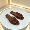 Nuevas sandalias planas de flor con pedrería para primavera y verano 2026 para mujer, zapatillas de exterior versátiles y de moda