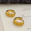 Brincos de Moeda de Cobre Dourado para Mulheres, Design de Nicho, Luxo Acessível de Alto Nível Elegante, Brincos Versáteis, Brincos Modernos e Simples, Brincos