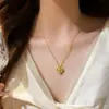 Collar Colgante de Trébol de Cuatro Hojas Dorado Microincrustado para Mujer, Nicho, Sensación de Alta Gama, Cadena para Suéter de Lujo Ligero, Accesorio Elegante, Exquisito, Versátil