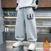 Pantalones de chándal con forro de felpa para niño Otoño e Invierno 2026 Nuevo Invierno Estilo Coreano de Moda Fresco Streetwear Pantalones Casuales para Niños Medianos y Grandes Joggers