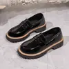 2026 Zapatos Planos Nuevos Tallas Grandes Casuales para Mujer Estilo Británico Tacón Grueso Suela Gruesa Comercio Exterior Corte Bajo Zapatos para Mujer Venta al por Mayor