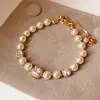 Pulsera con Perlas y Circonitas Cuadradas Chapada en Oro Real de 18k Pulsera con Sentido de Diseño Francés Joyería de Mano de Lujo Ligero y Alta Gama
