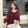 Nova moda outono, camisa base para mulheres de meia-idade, camiseta estilosa de corte solto que afina, blusa de manga comprida para mulheres de meia-idade e idosas