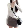 Camisa Base Blanca de Manga Larga Tejida para Mujer Estilo Coreano Chica Sexy Cuello Redondo Semiabierto Hombro con Botones Corte Puro Ajustado Interior
