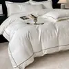 Estilo luxo leve classe A jacquard de seda brilhante em relevo tridimensional conjunto de quatro peças de alta qualidade saia de cama de cetim algodão puro colcha conjunto de três peças