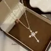 Nuevo Collar Colgante de Cruz con Diamantes Completos para Mujer, Sencillo y de Alta Gama, Cadena para Clavícula de Lujo Ligero de Nicho, Accesorio Elegante y Versátil