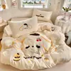 Lindo juego de ropa de cama de cuatro piezas de gasa de doble capa con estampado de nubes de dibujos animados con bordado de toalla, funda de edredón, sábana, juego de ropa de cama de tres piezas para dormitorio