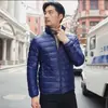 Nueva chaqueta ligera de algodón y seda para otoño e invierno para hombre, top corto casual de negocios con capucha y cuello alto, abrigo de algodón cálido para hombre