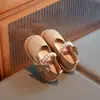 Sapatos Mary Jane Single com Laço e Pérolas para Meninas Outono Novo Estilo Solado Macio Tricô Sapatos de Princesa Couro para Crianças de 3-6 Anos