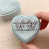 Pendientes de Botón de Mariposa Súper Brillantes Huecos Microincrustados, de Moda y Lujosos, Versátiles para Primavera y Verano, Exquisitos Pendientes de Oficina para Mujer
