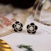 High-end Chanel estilo elegante elegante brincos preto e branco série Camélia brincos de pérola estilo suave brincos elegantes