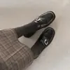 Mocasines de Cuero Estilo Británico con Hebilla y Calados 2026 Primavera para el Trabajo Tacón Bajo Punta Redonda Piel Genuina Corte Profundo Zapatos de Mujer
