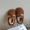 Sapatos felpudos para meninas 2026 novo estilo outono e inverno, sapatos quentes de algodão com forro de fleece para bebês e crianças pequenas, mocassins casuais infantis com sola macia