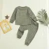 Conjunto Informal de Rayas para Bebé de Primavera y Otoño: Conjunto de dos piezas para bebés: top de manga larga con bolsillo de piel y pantalones jogger con cordón
