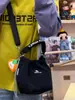 Bolsa Tote y Cruzada de Doble Uso Estilo Montaña para Exteriores con Cierre de Cordón para Niñas, Perfecta para Compras y un Look Vibrante