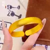 Pulseira de Anel Liso para Costas de Peixe-Lama de Pneu Antigo Banhada a Ouro para Mulheres, Moda de Luxo Leve Pulseira Larga de Ouro Fosco com Uma Cor por Dentro e por Fora