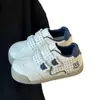 Otoño 2026 Nuevos Zapatos de Lona Dibujos Animados Velcro Estudiante Deportivos Casuales Lunares Moda Zapatos de Entrenamiento Alemanes Zapatos Blancos