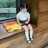Conjunto de verão para meninas estilo coreano 26 novo modelo, camisa de manga curta plissada com gola de boneca estilo faculdade para menininha com shorts de renda