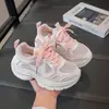 Zapatos deportivos transpirables para niñas, zapatos de malla para niños, nuevo modelo de verano, zapatos blancos ligeros y versátiles para estudiantes, dad shoes para niñas