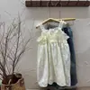 Vestido com Suspensório de Verão Novo Estilo para Bebê Conjunto de Duas Peças Calça Jeans Wide-Leg Infantil Roupa Doce Tendência para Meninas
