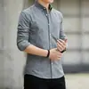 Nueva camisa de manga larga de tela Oxford para hombre, camisa base lisa casual de negocios para primavera y otoño, ropa para hombre de corte ajustado