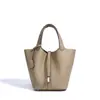 Bolsa Tote de Couro Novo Estilo Versátil Feminina Couro Genuíno Simples 2026 Estilo Balde para o Trabalho de Alto Padrão Preto